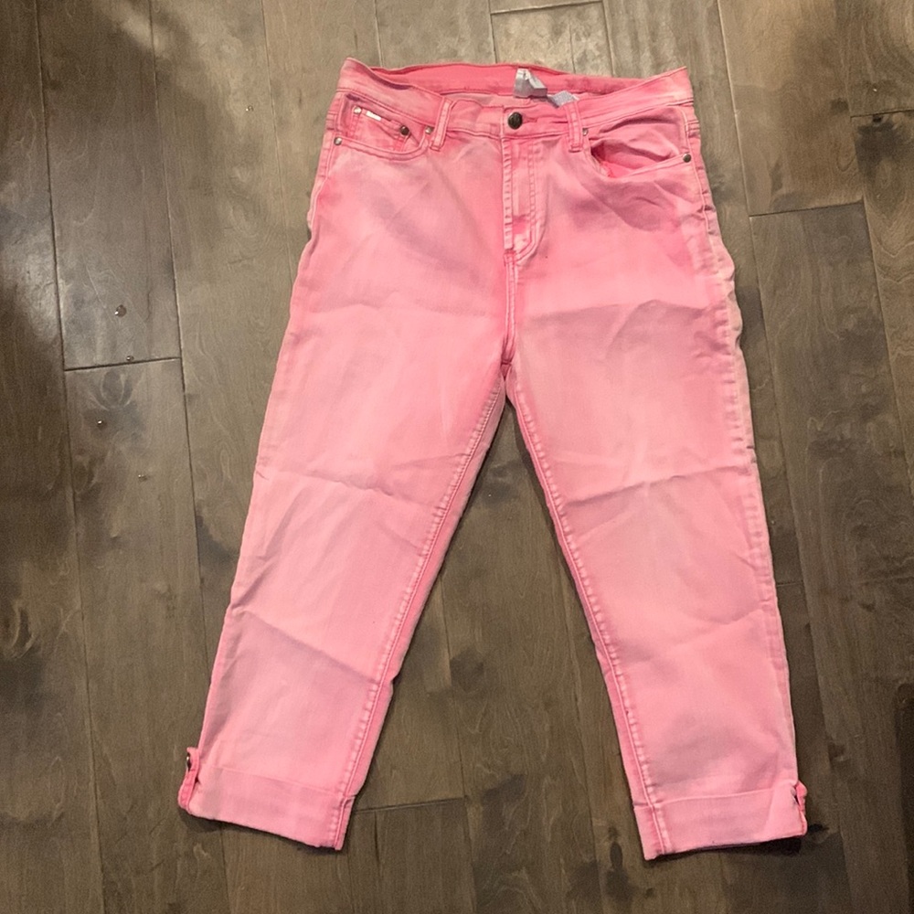 Bubblegum pink capris!